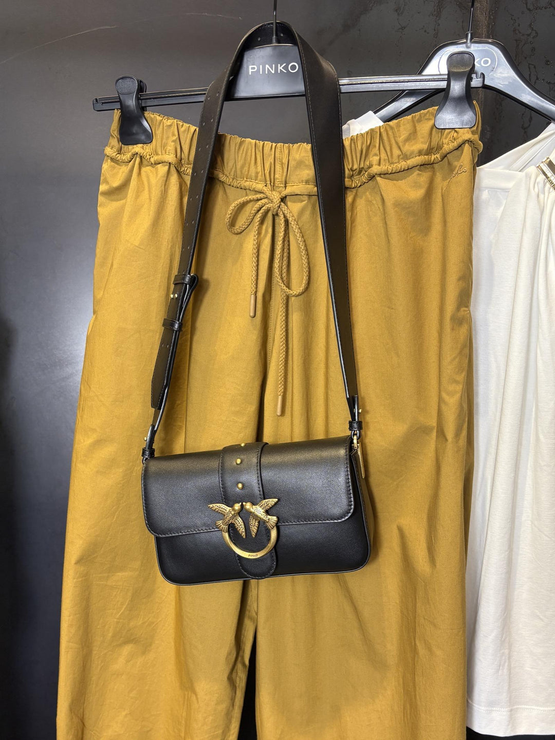 Borsa mini slouchy a spalla nera con logo oro LOVE ONE MINI SLOUCHYZ99Q PINKO