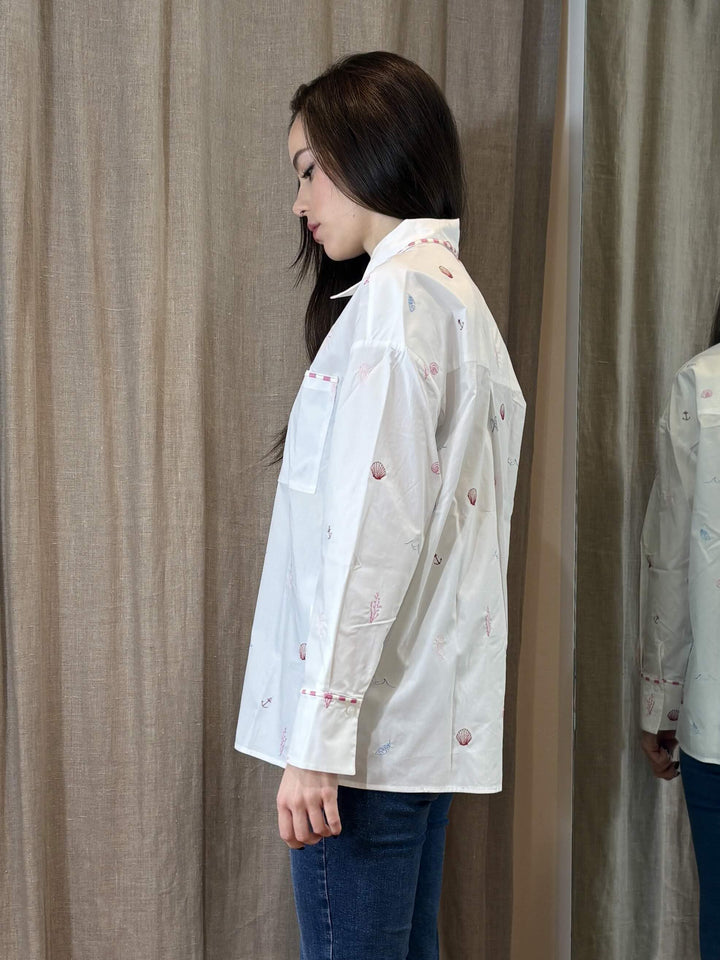 camicia bianca con ricami rosa rossi e azzurri RICETTA009 PENNY BLACK