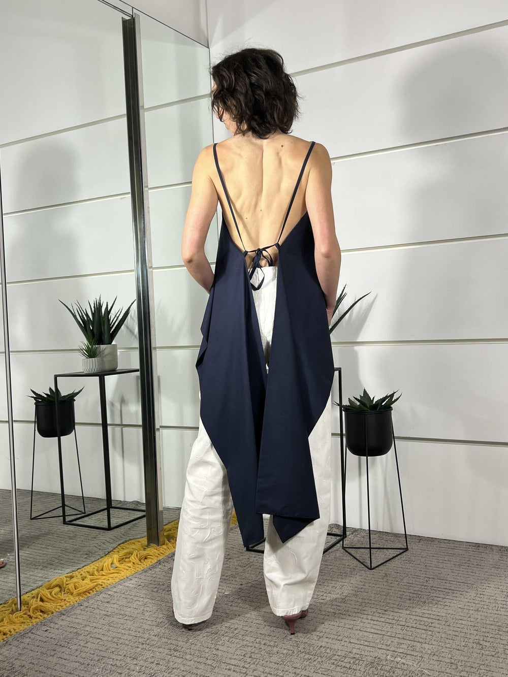 top on cotone con spallina e strascico nel retro blu T50142ATBLU TENSIONE IN
