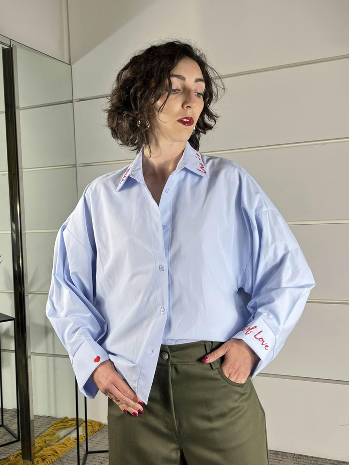 camicia celeste con scritta ricamata rossa CVS-Q155CELESTE/ROSSO HAVE ONE