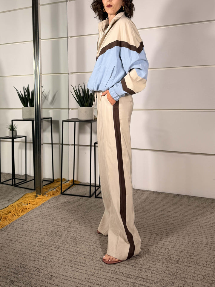 pantalone con banda laterale, elastico in vita, volendo si abbina al bomber. 87% viscosa 13% poliestere 26P4584GESSO/MORO TENSIONE IN