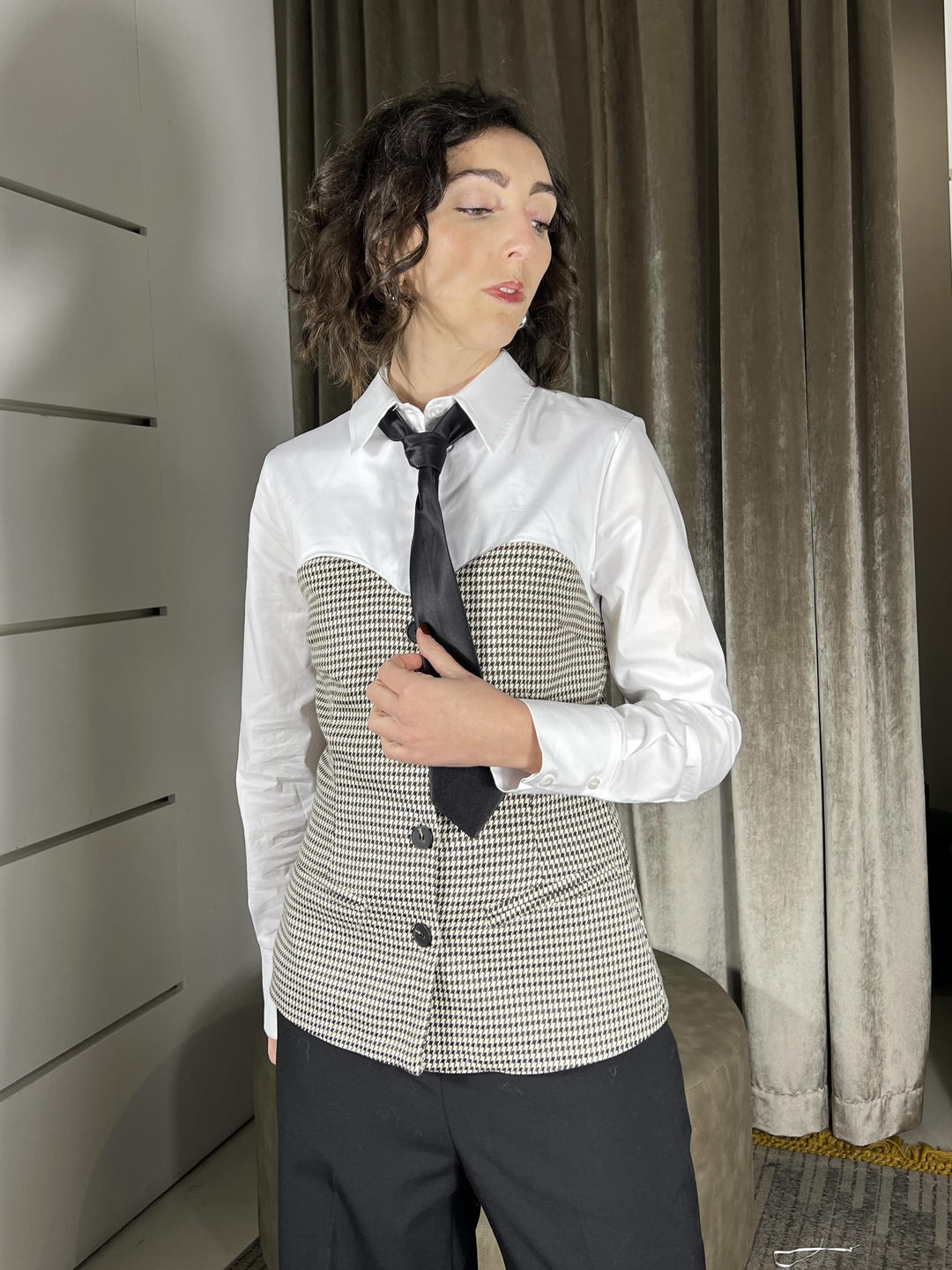 camicia bianca con corpetto pied de poule con cravatta 26C1680VAR. UNICA TENSIONE IN