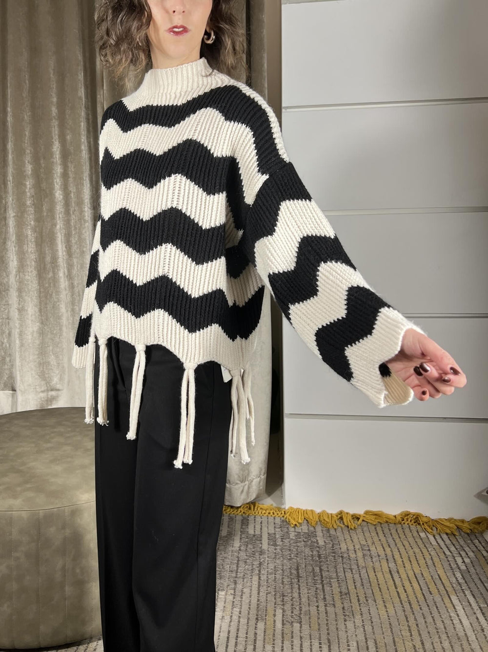maglia collo alto con frange e nodini sul fondo e disegno zig zag panna e nero MHO-P311PANNA/NERO HAVE ONE