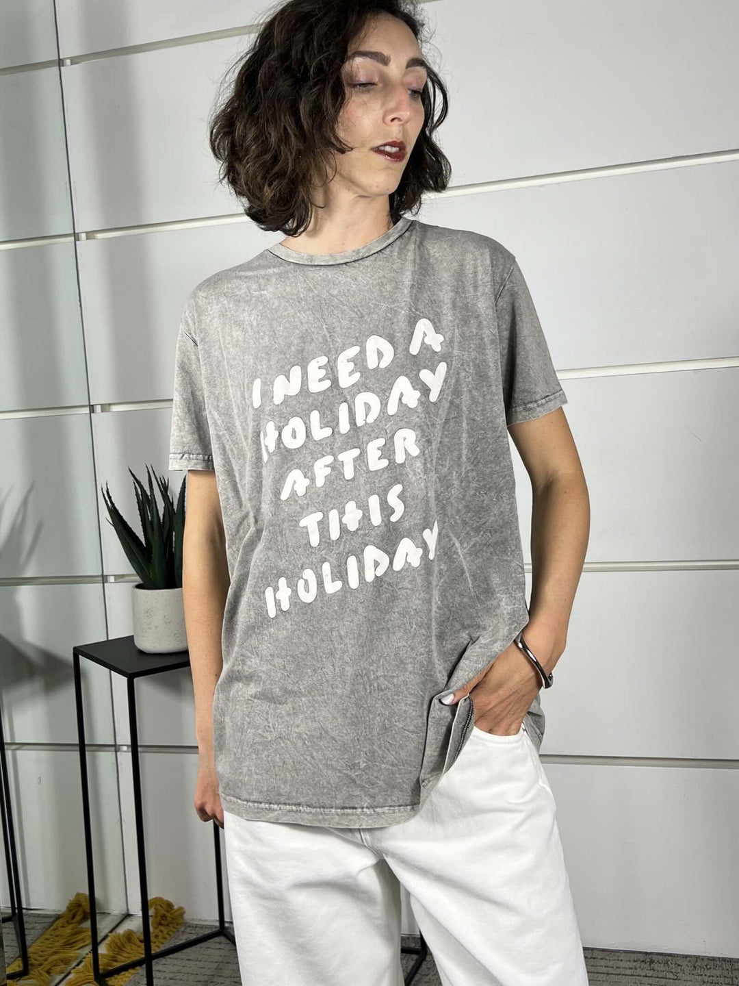 t-shirt grigia girocollo con scritta I need a holiday after this holiday WTS26SGI35GRIGIO TWO WAY