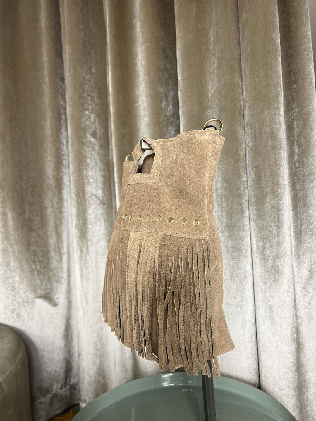 Borsa taupe scuro in camoscio in vera pelle con frange e borchie 267425TAUPE SCURO FEMME CAFE SELECTION