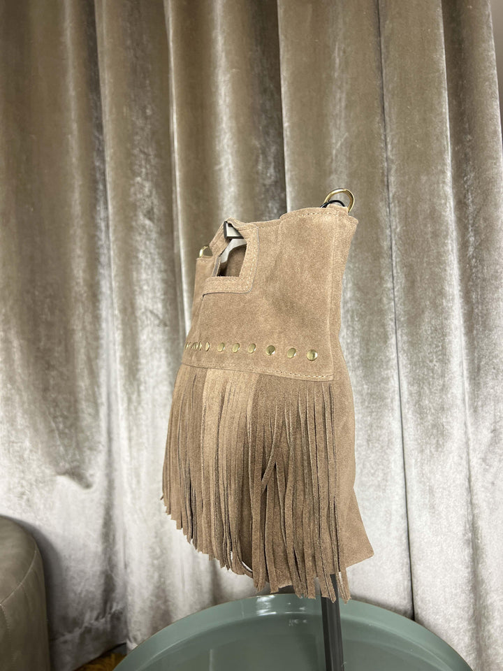 Borsa taupe scuro in camoscio in vera pelle con frange e borchie 267425TAUPE SCURO FEMME CAFE SELECTION