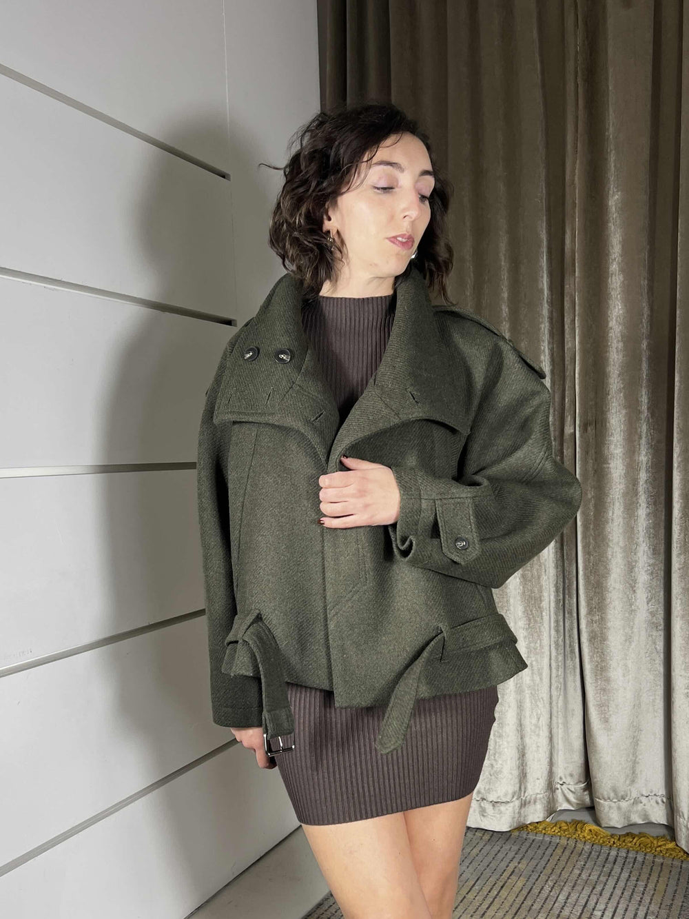 cappotto corto a bomber ripreso nel retro militare W25J826MILITARE TENSIONE IN