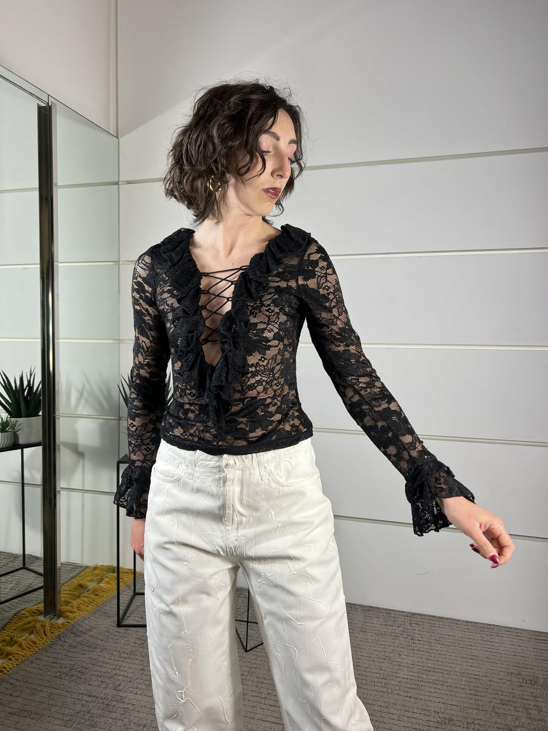 camicia in pizzo scollo a v, con rouches, lacci a incrocio nera 26M2601PNERO FEMME SELECTION