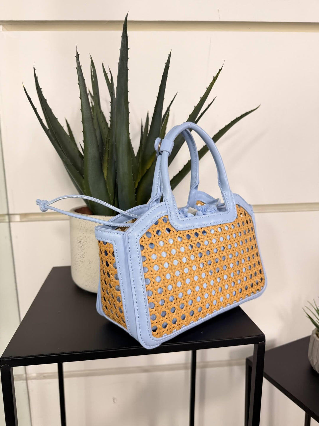 borsa a intreccio con inserti in ecopelle bianchi e  tracolla in ecopelle FF27482BLU FEMME CAFE SELECTION