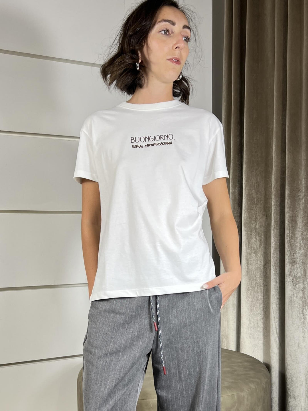 T-SHIRT BIANCA CON RICAMO BUONGIORNO SALVO COMPLICAZIONI TSM-P005PANNA HAVE ONE