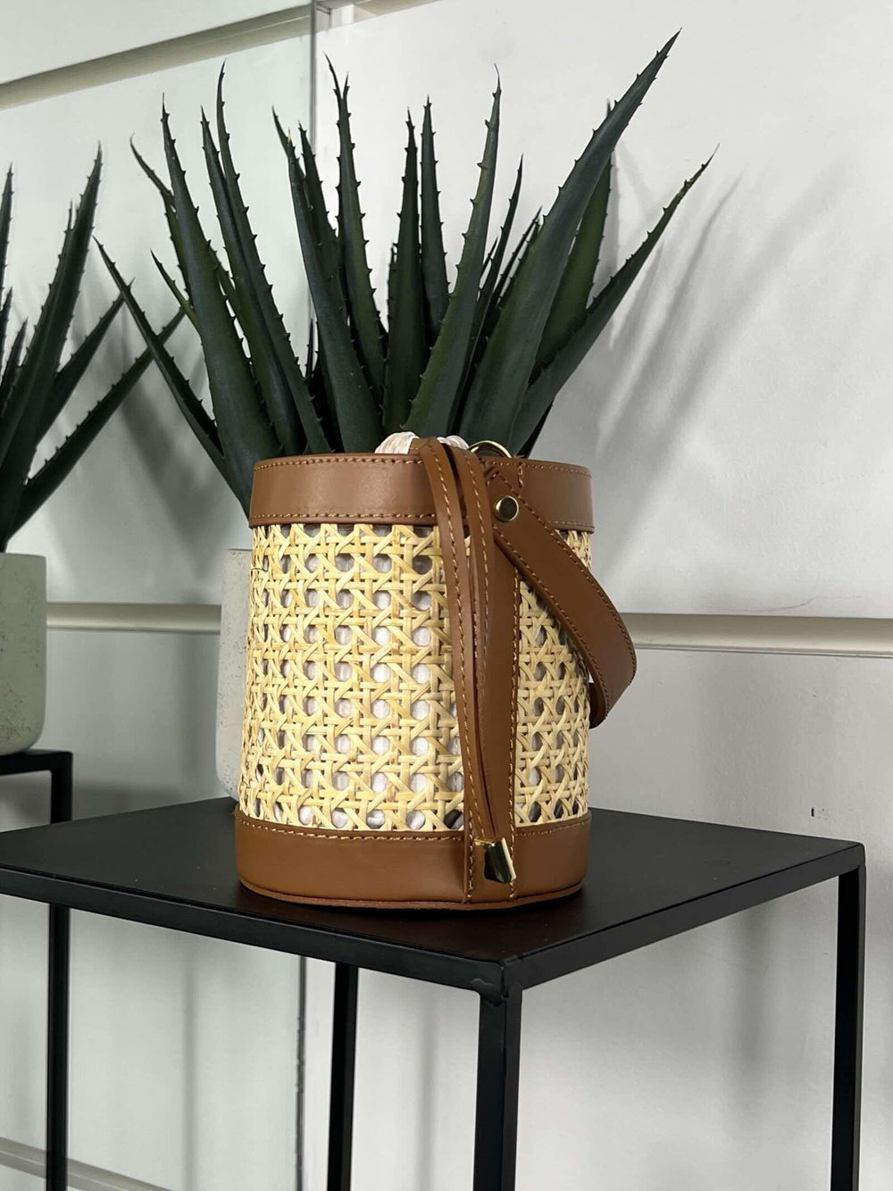 borsa secchiello cuoio scuro a intreccio con inserti in pelle e con tracolla RF-B0173CUOIO SCURO FEMME CAFE SELECTION