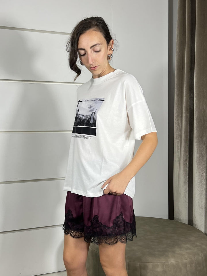 T-SHIRT CON STAMPA GRATTACIELI BIANCA E NERA MODELLO OVER RF0249BIANCO/NERO VICOLO