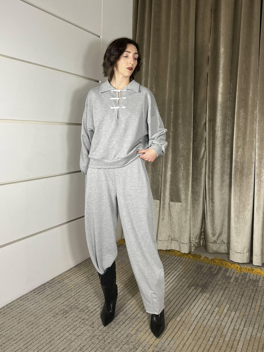 felpa a polo grigia con dettaglio alamari PE260076GRIGIO TENSIONE IN