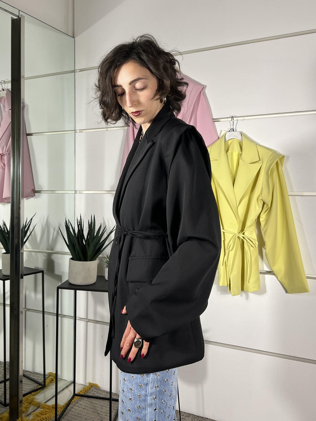 giacca viscosa ,spalla scesa con aletta e manica ampia,cintura a filo punto vita.95% poliestere 5% elastane. 26MP25076NERO FEMME SELECTION