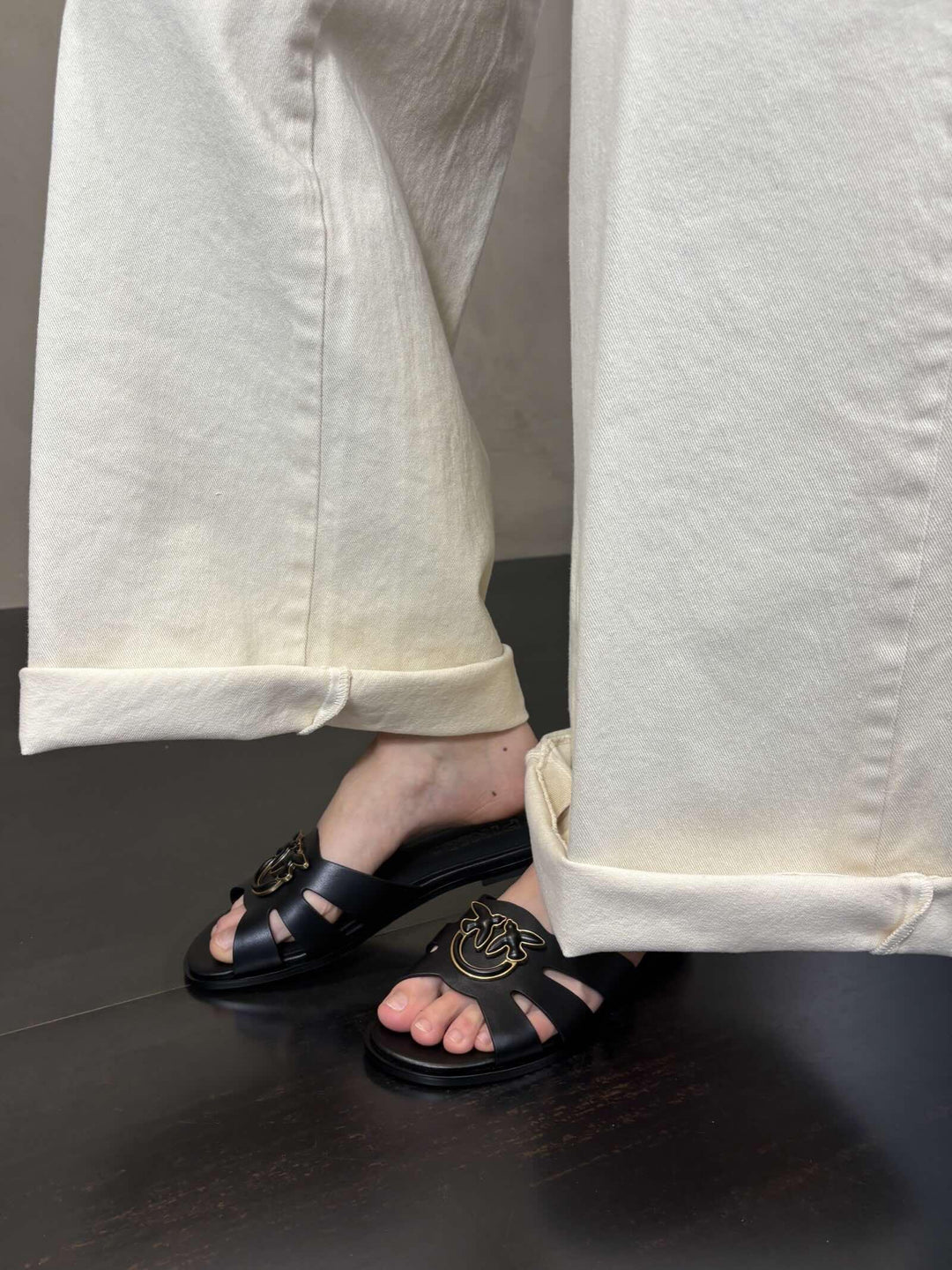 ciabatta in pelle nera con logo oro MILLY 04Z99 PINKO