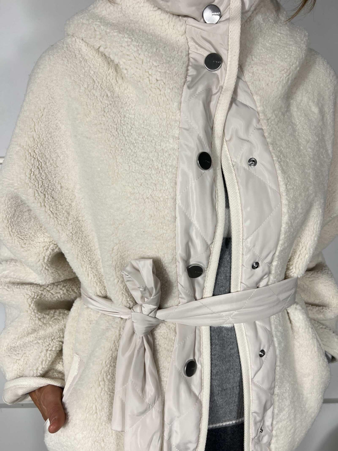 CABAN CORTO BIANCO CIGNO EFFETTO TEDDY CAPPERI CABANC00 PINKO