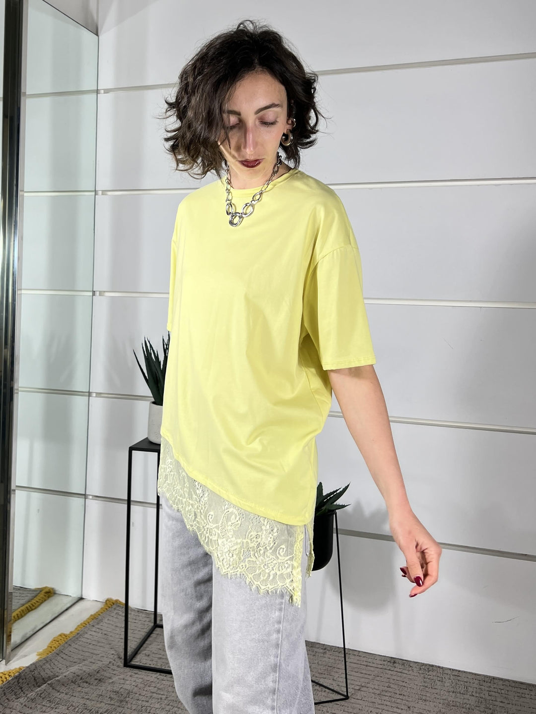 t-shirt manica corta asimmetrica con pizzo gialla 26MP8516GIALLO FEMME SELECTION