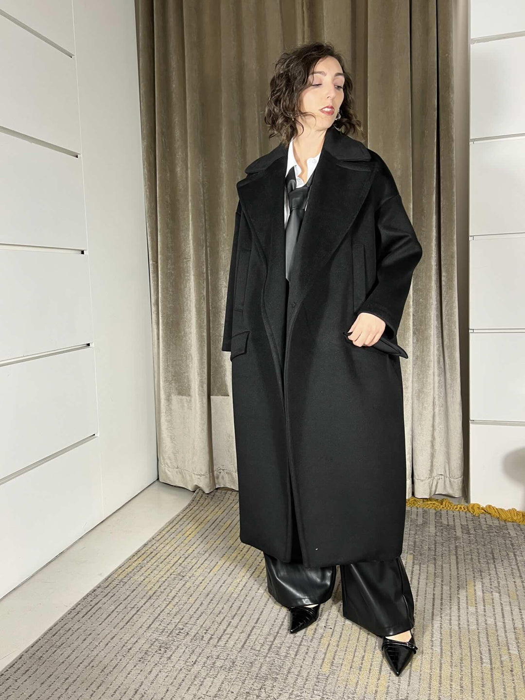 cappotto nero over KG26KLY1900 IMPERIAL