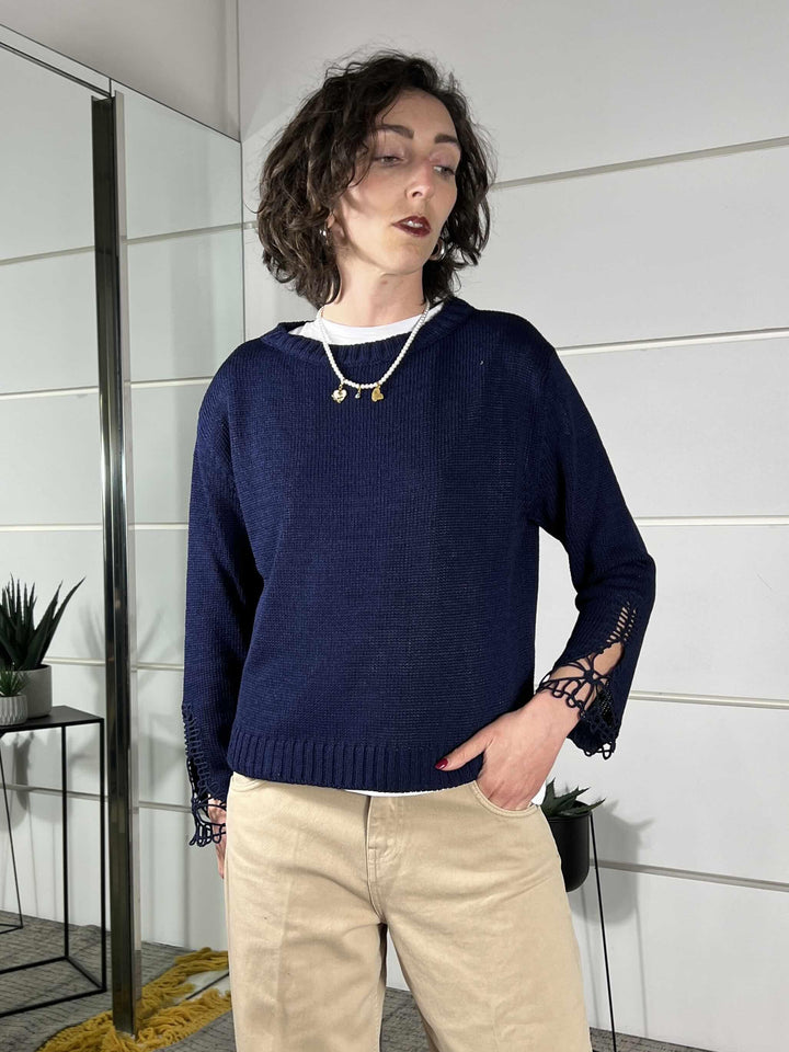 maglia paricollo blu con dettaglio lavorazione nella manica D90167BLU TENSIONE IN