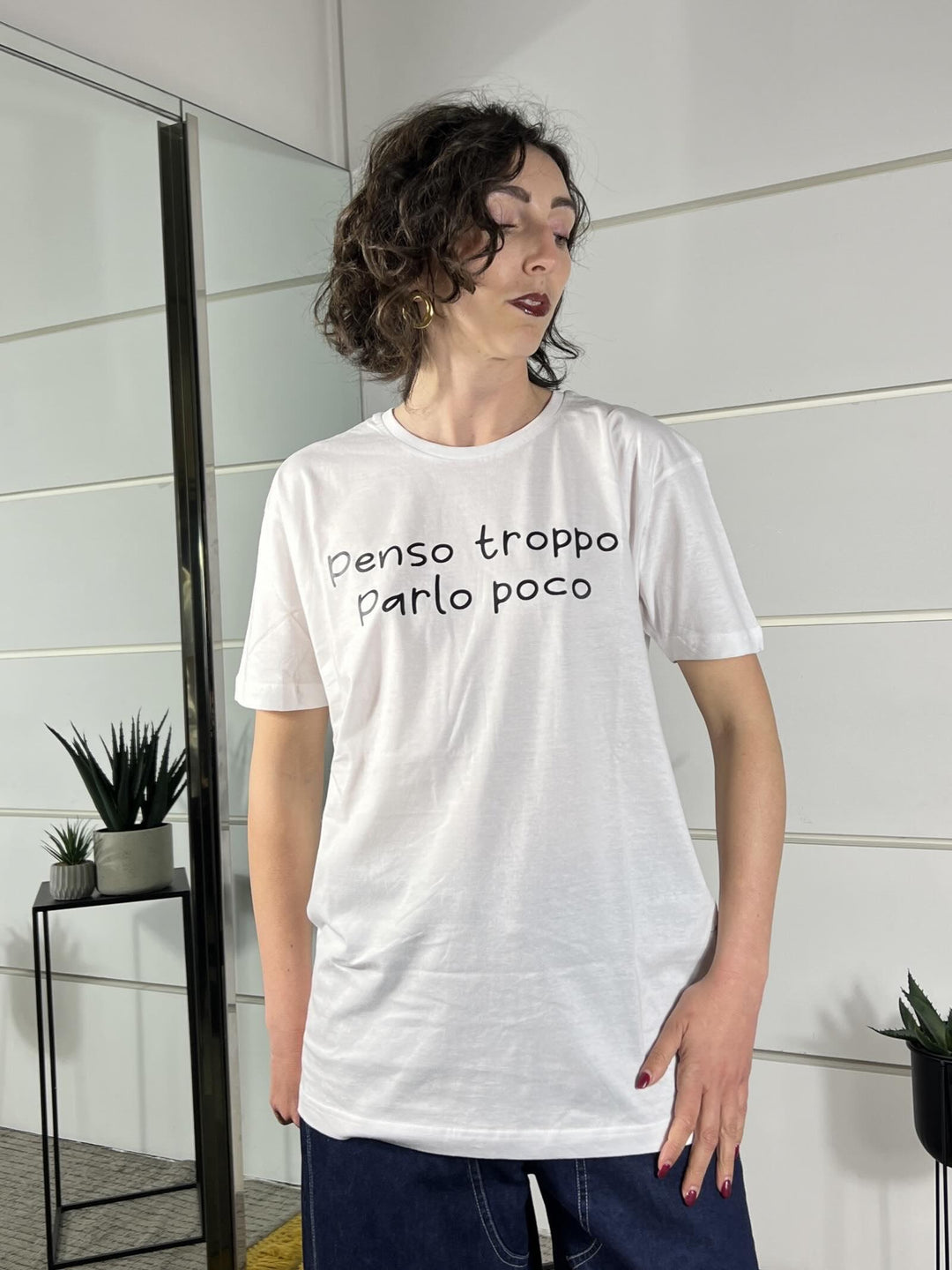 t-shirt con scritta penso troppo parlo poco TSH54BIANCO SUSY MIX