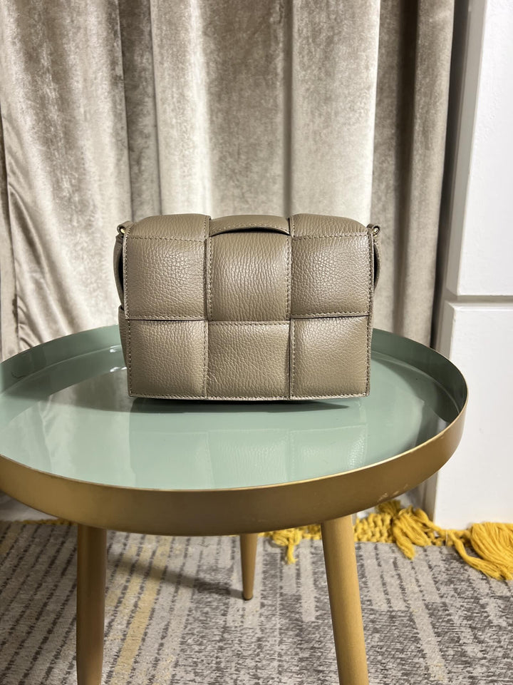 BORSA TORTORA A INTRECCIO IN PELLE CON TRACOLLA 264130TORTORA FEMME CAFE SELECTION
