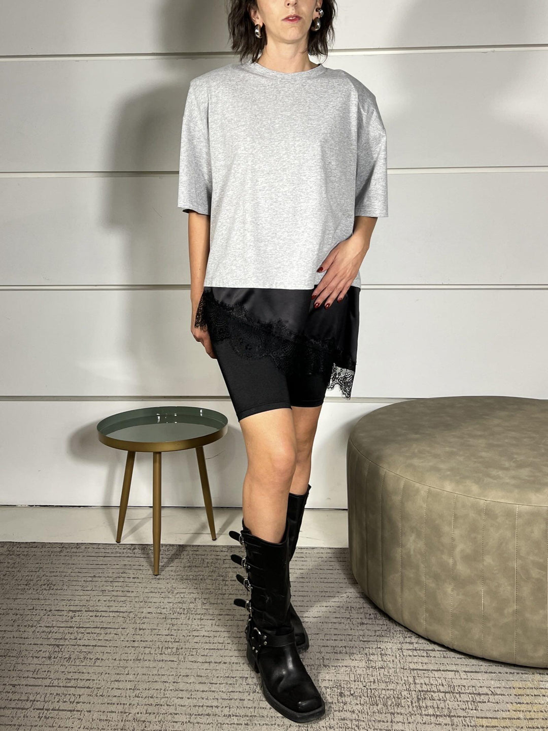 t-shirt grigia con spallina e nel fondo inserto satin e in pizzo 26M1026GRIGIO/NERO TENSIONE IN