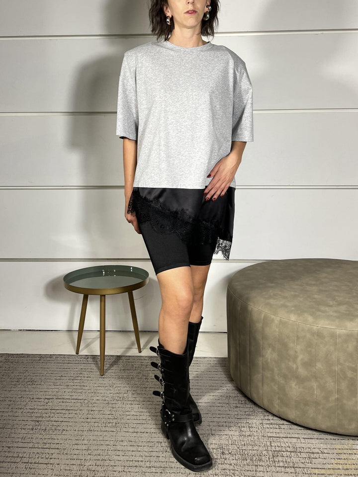t-shirt grigia con spallina e nel fondo inserto satin e in pizzo 26M1026GRIGIO/NERO TENSIONE IN
