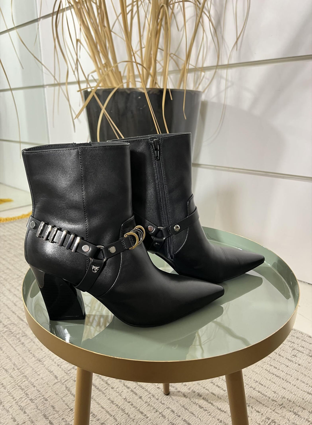 STIVALE IN PELLE NERO CON FIBBIA CON BORCHIE VIOLA 02Z99 PINKO