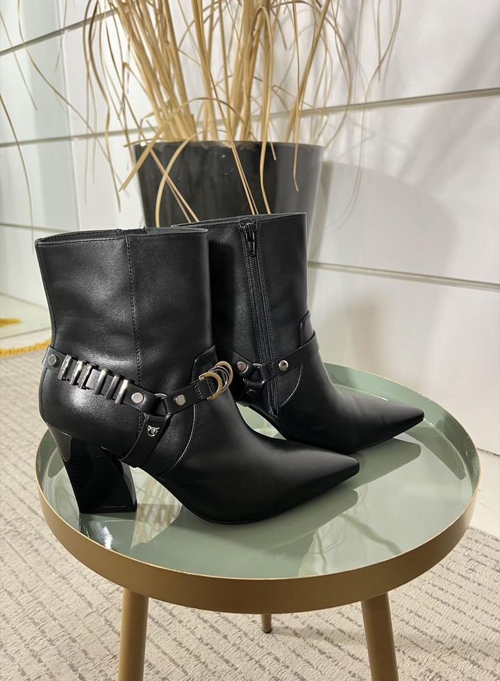 STIVALE IN PELLE NERO CON FIBBIA CON BORCHIE VIOLA 02Z99 PINKO