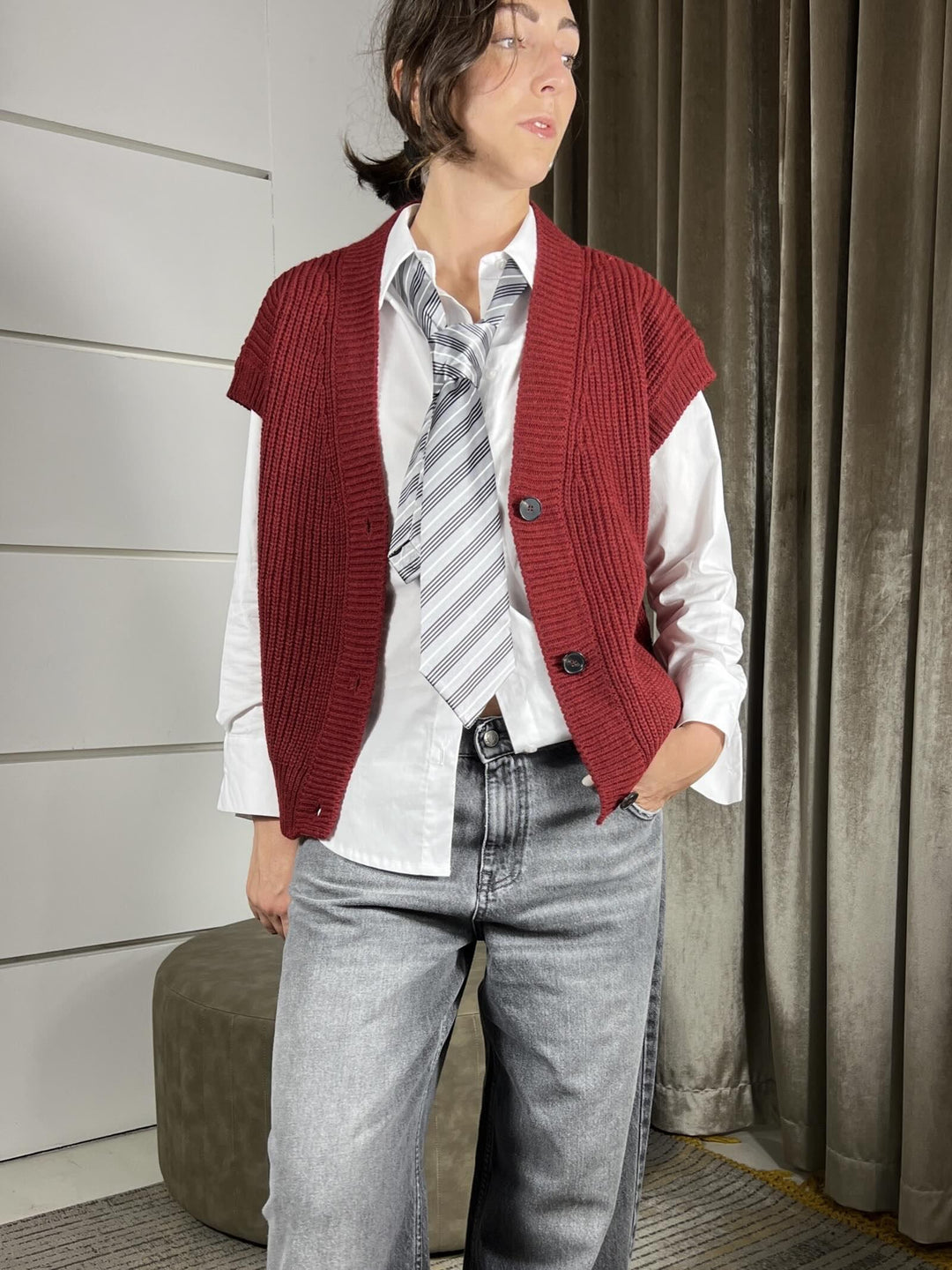 GILET BORDEAUX SCOLLO A V CON BOTTONI 55030FBORDEAUX VICOLO