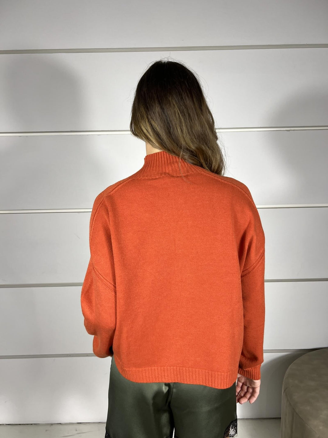 maglia collo alto con coste over, in viscosa arancio 77063FARANCIO VICOLO