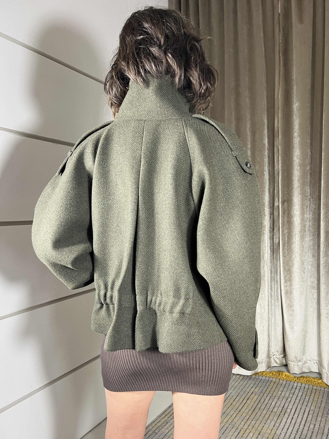 cappotto corto a bomber ripreso nel retro militare W25J826MILITARE TENSIONE IN