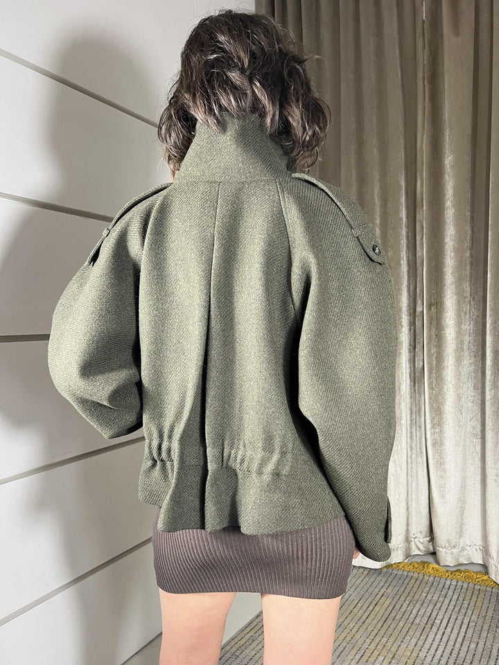 cappotto corto a bomber ripreso nel retro militare W25J826MILITARE TENSIONE IN