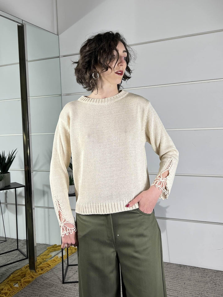 maglia paricollo burro con dettaglio lavorazione nella manica D90167BURRO TENSIONE IN