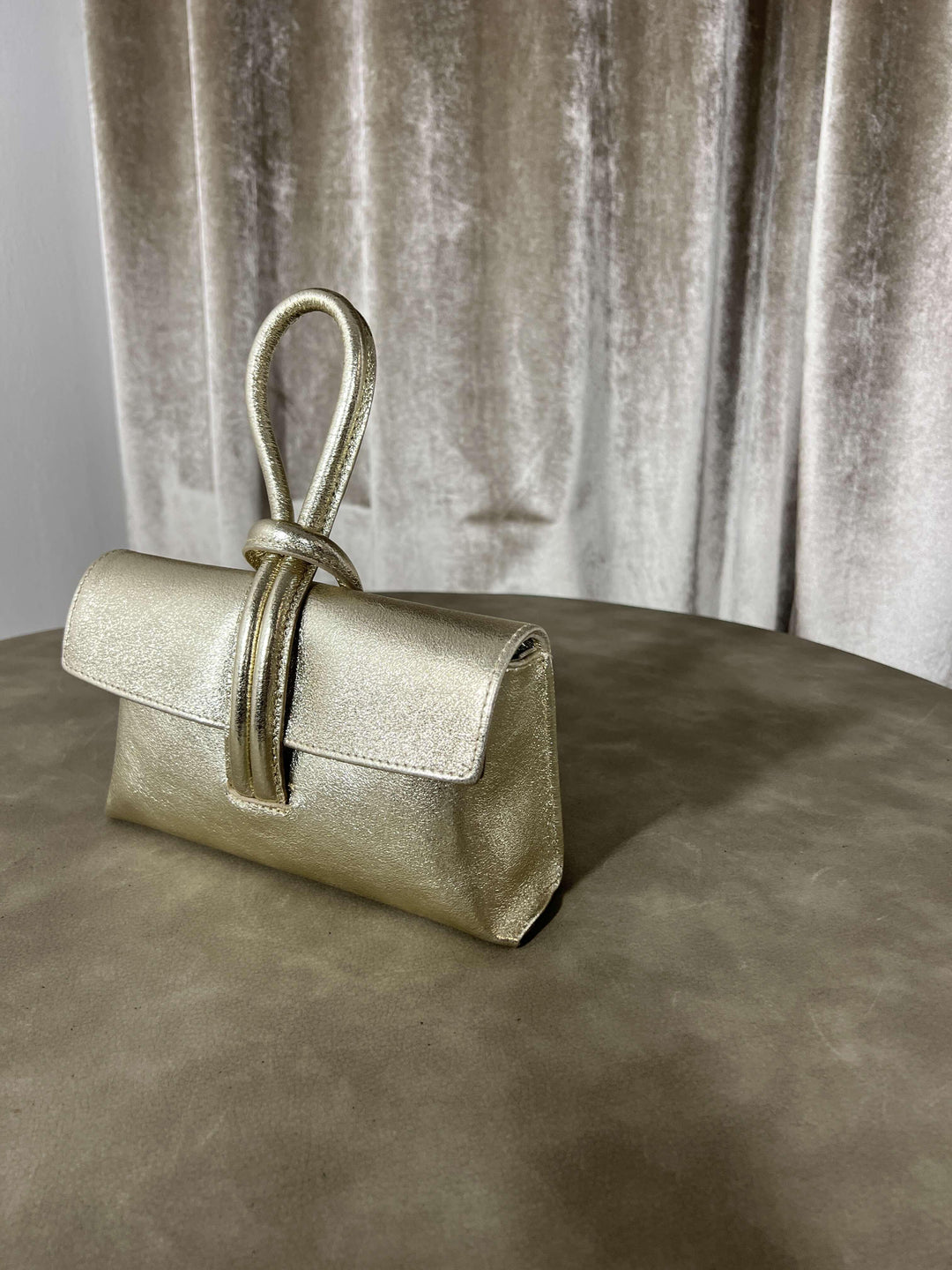 borsa nodo in pelle con tracolla regolabile oro 200414ORO FEMME CAFE SELECTION