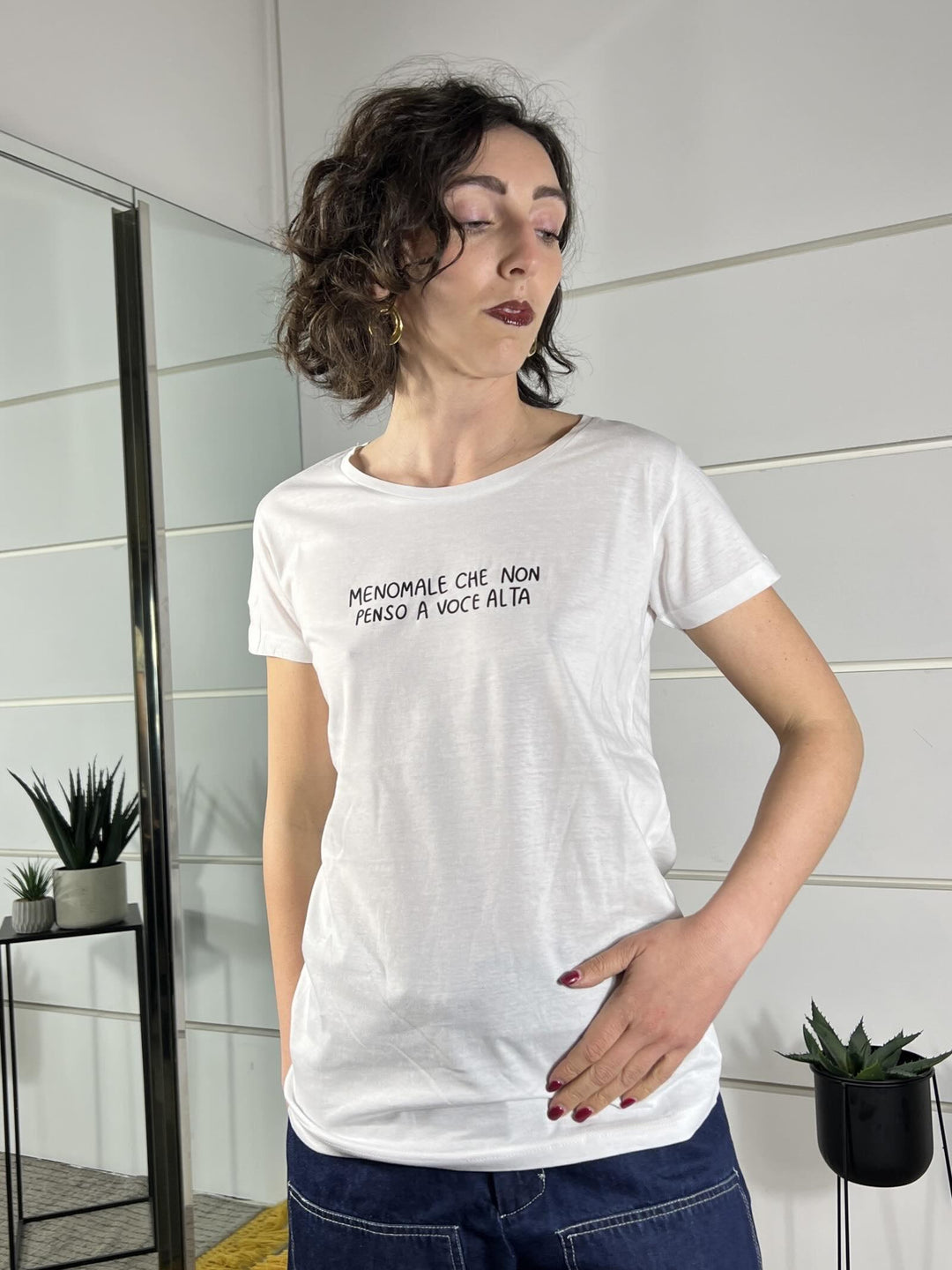 t-shirt con scritta menomale che non penso a voce alta TSH51BIANCO SUSY MIX
