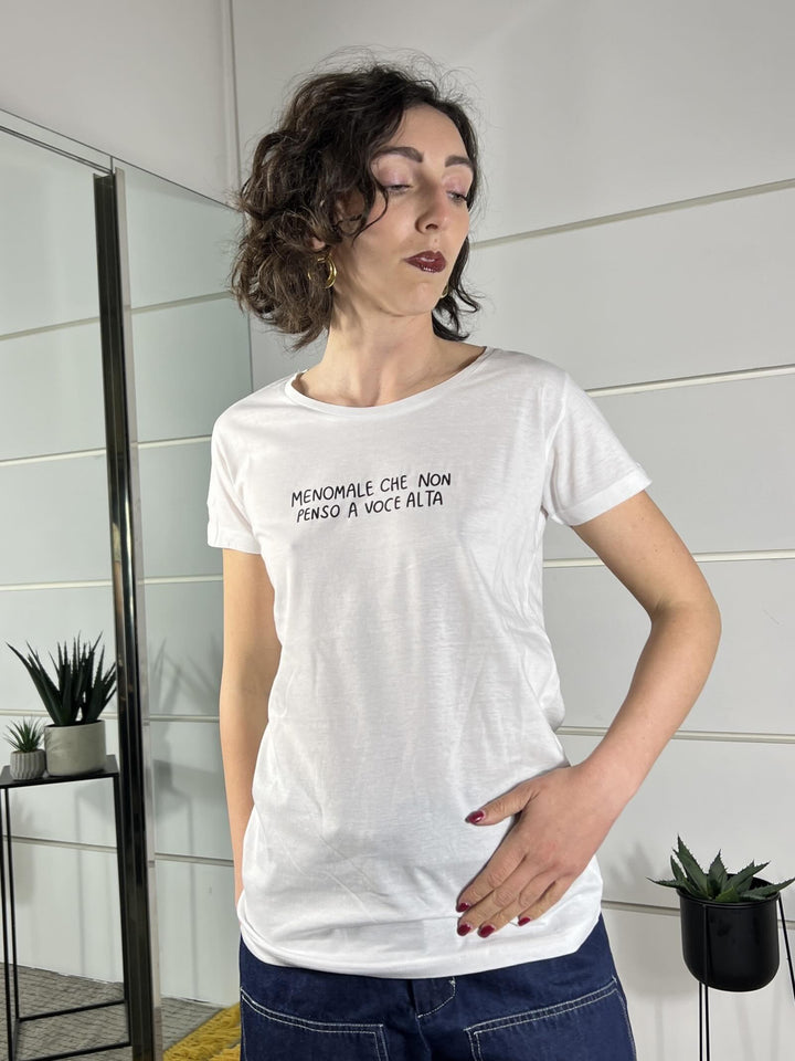 t-shirt con scritta menomale che non penso a voce alta TSH51BIANCO SUSY MIX