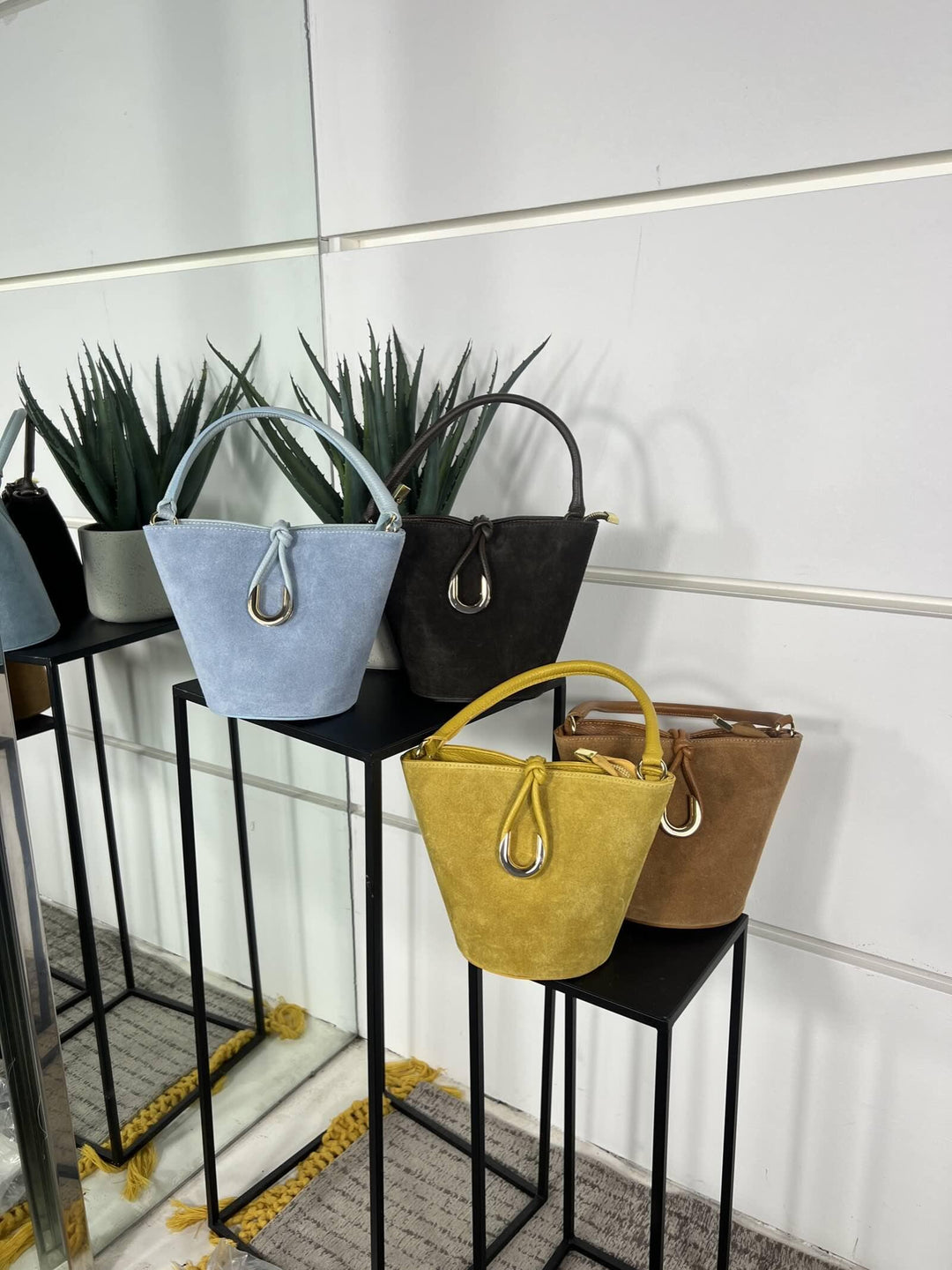 borsa secchiello in camoscio celeste con tracolla in pelle 697CELESTE FEMME CAFE SELECTION