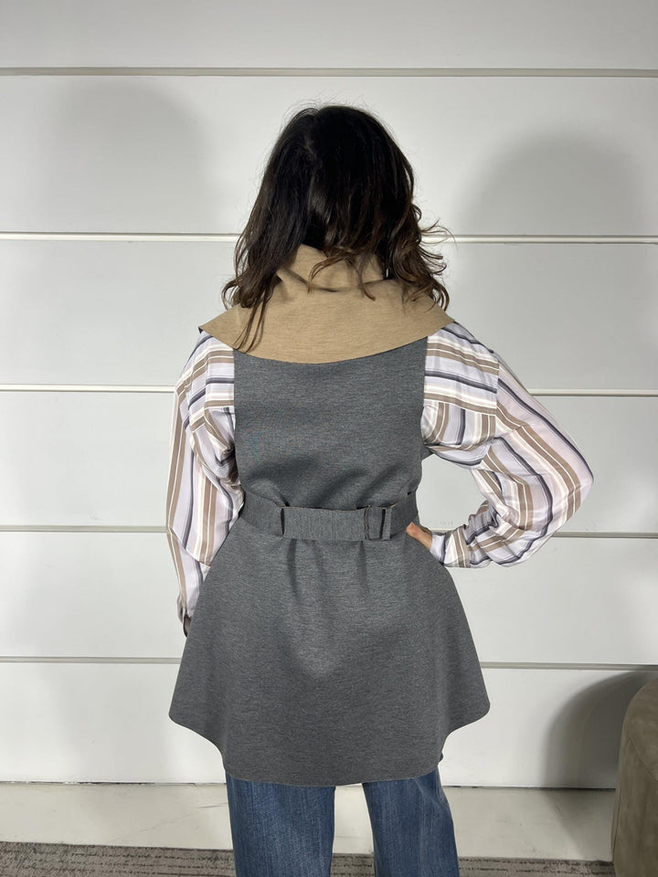 Gilet grigio e beige medio lungo in scuba double con cintura in vita. LENE2421 CARLA G