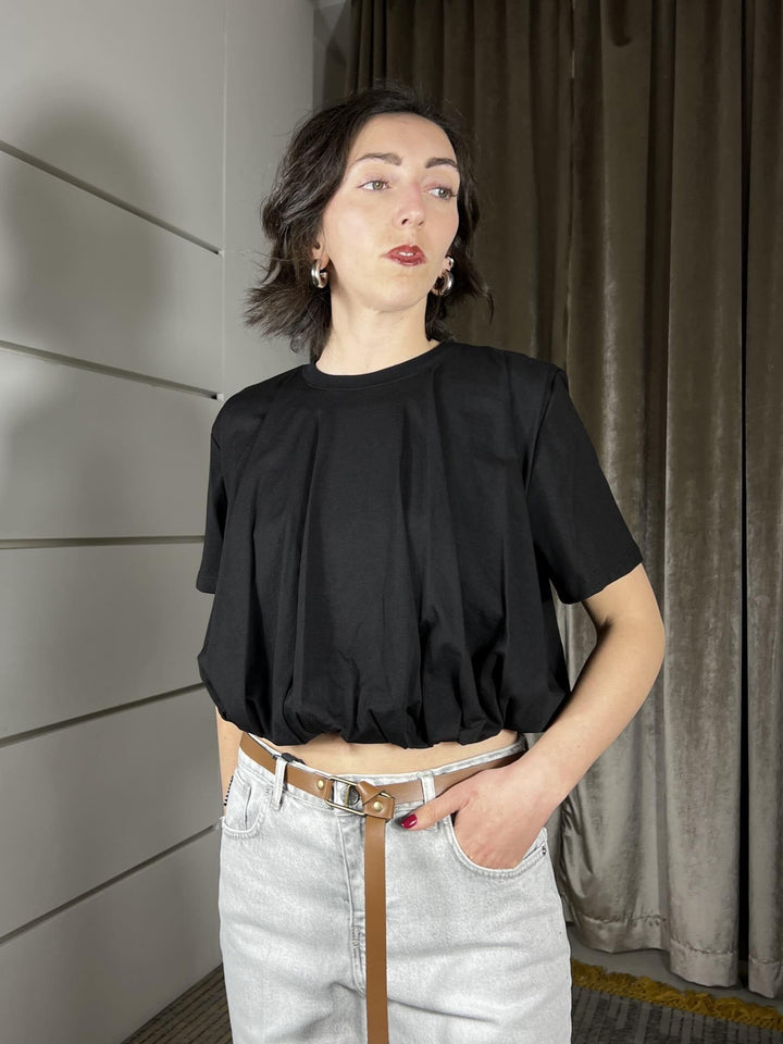 t-shirt nera manica corta a scatoletta con elastico e arricciatura sul fondo TAB0854NERO VICOLO