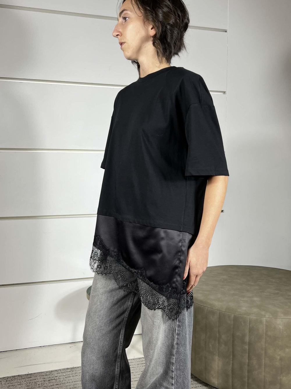 t-shirt nera  con spallina e nel fondo inserto satin e in pizzo 26M1026NERO/NERO TENSIONE IN