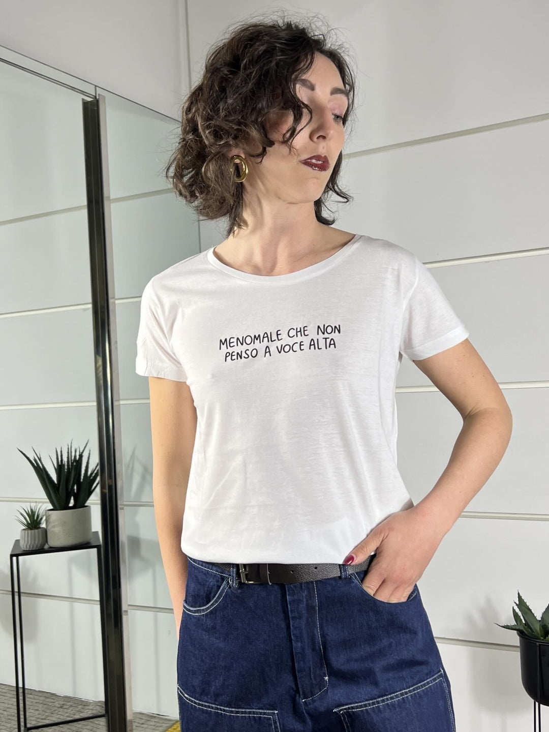 t-shirt con scritta menomale che non penso a voce alta TSH51BIANCO SUSY MIX