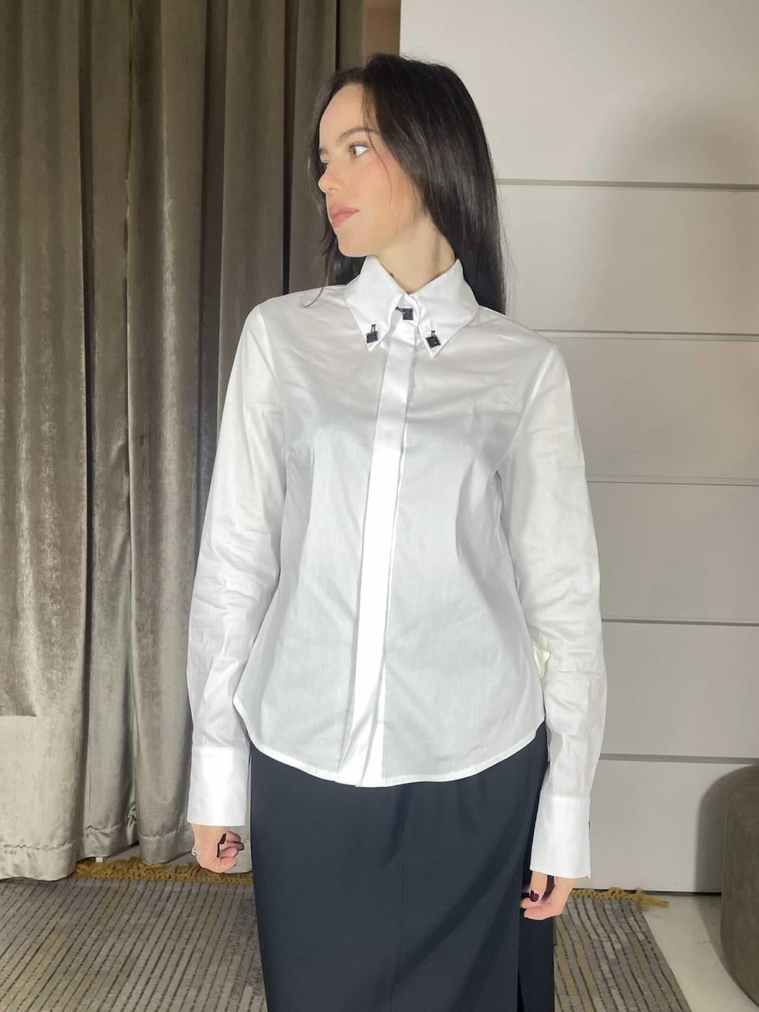camicia bianca con dettaglibottoni gioiello neri ESOR1041 CARLA G