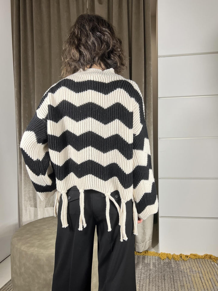maglia collo alto con frange e nodini sul fondo e disegno zig zag panna e nero MHO-P311PANNA/NERO HAVE ONE