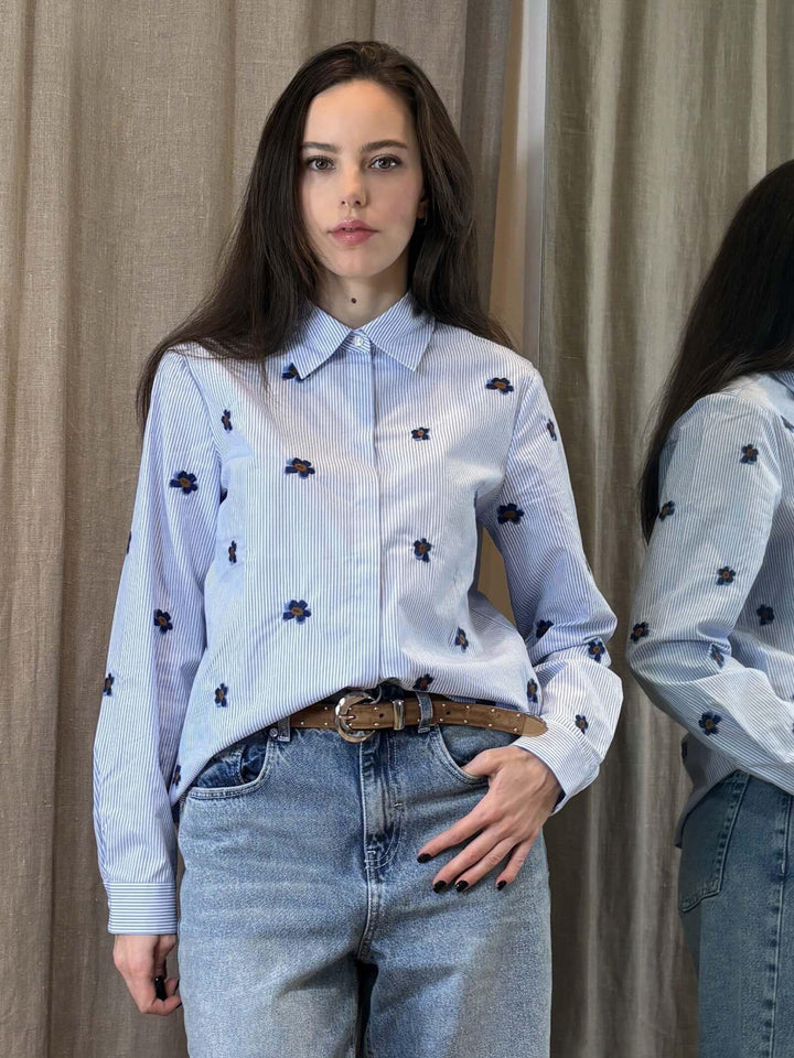 camicia a righe celeste e bianca con fiori ricamati BRONCIO004 iBLUES