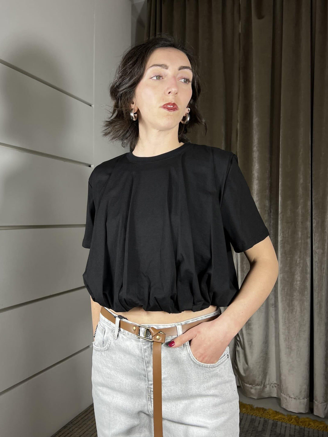 t-shirt nera manica corta a scatoletta con elastico e arricciatura sul fondo TAB0854NERO VICOLO