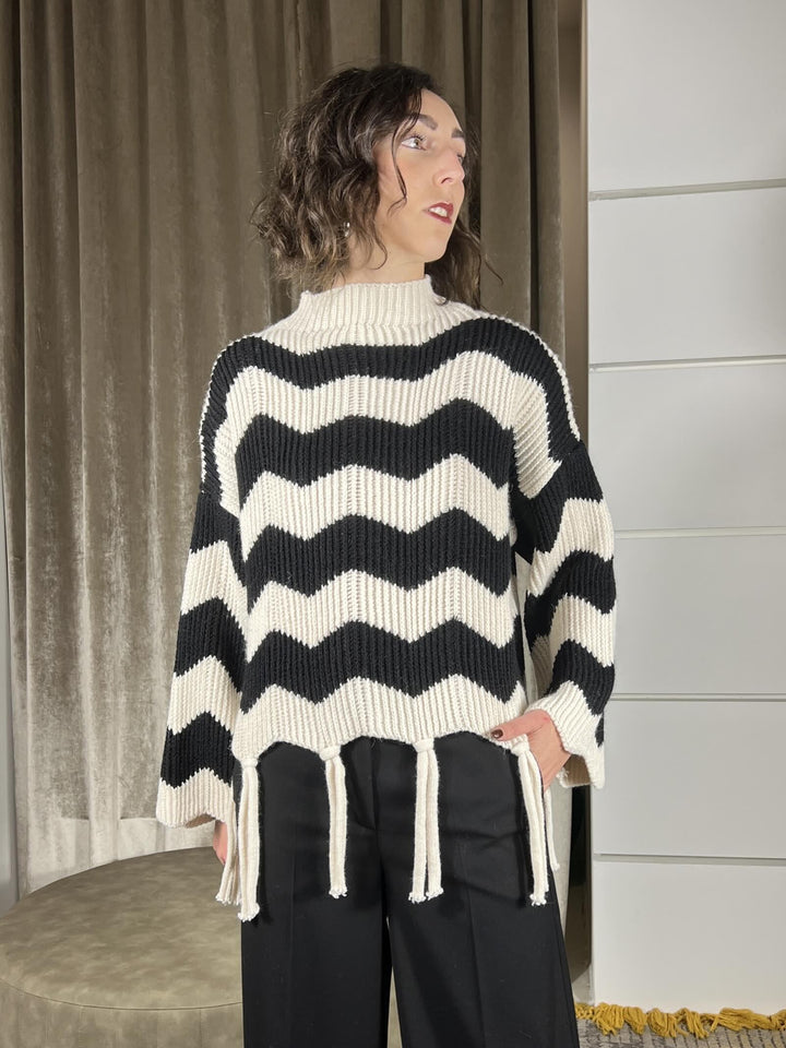 maglia collo alto con frange e nodini sul fondo e disegno zig zag panna e nero MHO-P311PANNA/NERO HAVE ONE
