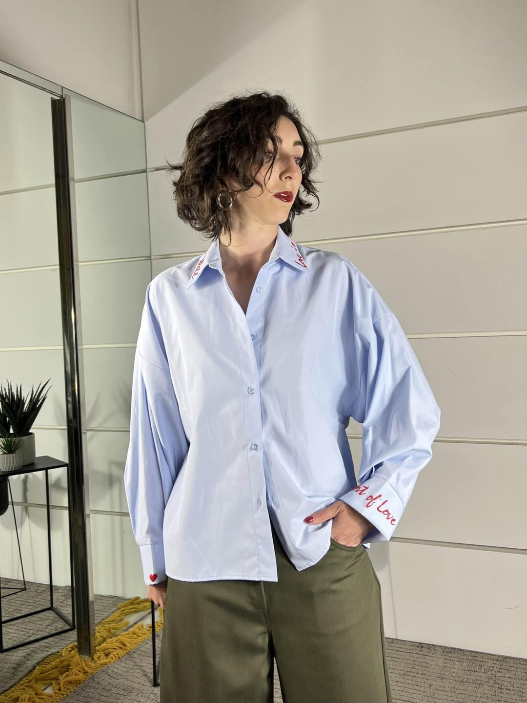 camicia celeste con scritta ricamata rossa CVS-Q155CELESTE/ROSSO HAVE ONE