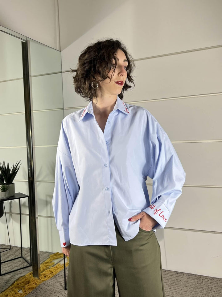 camicia celeste con scritta ricamata rossa CVS-Q155CELESTE/ROSSO HAVE ONE