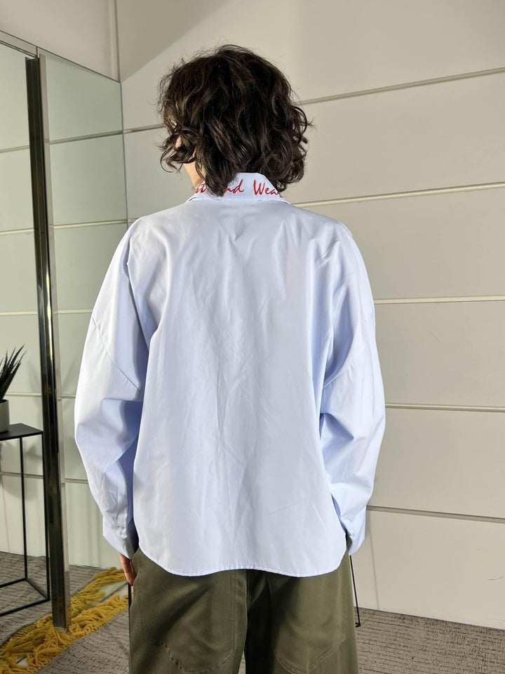 camicia celeste con scritta ricamata rossa CVS-Q155CELESTE/ROSSO HAVE ONE